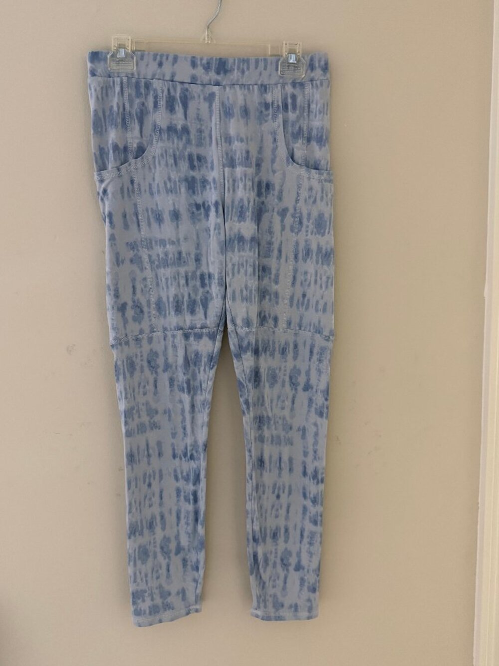 NICE PAIR OF BLUE PATTERNED ULTRA FLIRT LEGGINGS JOGGERS IN A JUNIOR SIZE LARGE